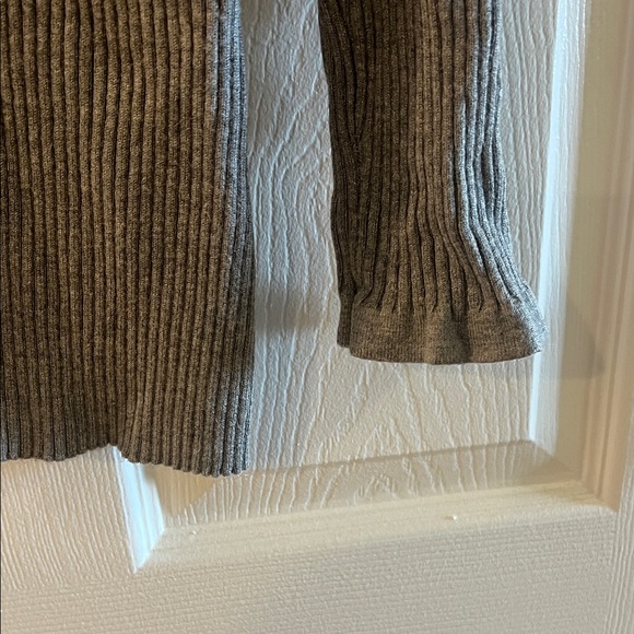 Cyrus Gray Ribbed Cold-Shoulder V-Neck Sweater - Picture 3 of 5